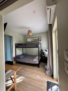 ein Schlafzimmer mit einem Etagenbett in einem Zimmer in der Unterkunft Chez Seb & Virginie in La Possession