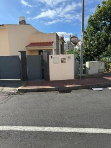 an empty street with a building and a street sign at Alforra Residence-T2 completo no Centro in Câmara de Lobos