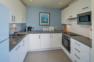 Kuchyňa alebo kuchynka v ubytovaní Contemporary apartment, sea views & prime location