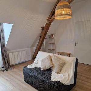een kamer met een bed met een lamp en een ladder bij Joli studio - proche de Chambord in Mer