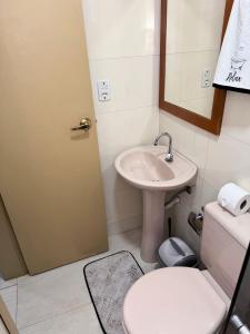 uma casa de banho com um WC e um lavatório em Studio25_Apto região central Foz em Foz do Iguaçu