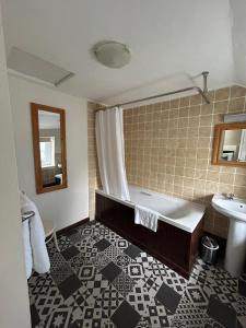 a bathroom with a bath tub and a sink at Trengilly Wartha Inn in Constantine