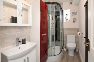Koupelna v ubytování Beach Front Flat Shaldon with Parking + 29 fotografií