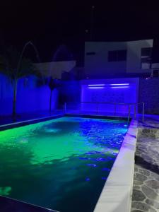 - une piscine avec éclairage vert et bleu dans l'établissement CASA FINCA TURBACO VIA CAÑAVERAL, à Turbaco