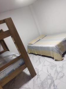 - une chambre avec un lit et une échelle en bois dans l'établissement CASA FINCA TURBACO VIA CAÑAVERAL, à Turbaco