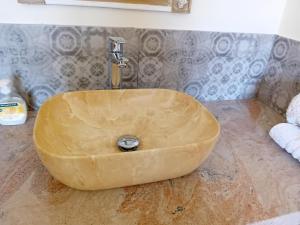 y baño con lavabo de madera. en Villa Krini, en Skiathos