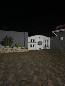 un estacionamiento con una valla por la noche en Entindini guest house en Empangeni