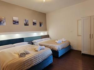 ein Zimmer mit 2 Betten und Handtüchern darauf in der Unterkunft Ariento House by 360Rentals in Florenz