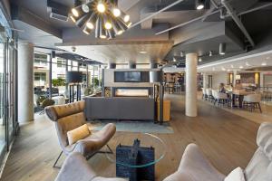 雷斯顿Global Luxury Suites at Reston的带沙发和用餐区的办公大堂