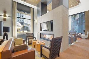 Global Luxury Suites at Reston的电视和/或娱乐中心