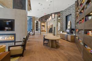 Global Luxury Suites at Reston tesisinde lounge veya bar alanı