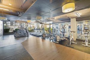 Global Luxury Suites at Reston的健身中心和/或健身设施