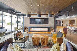 Global Luxury Suites at Reston的电视和/或娱乐中心