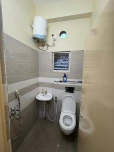 La petite salle de bains est pourvue de toilettes et d'un lavabo. dans l'établissement Chawali Family Home, à kolkata