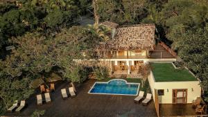 uma vista aérea de uma casa com piscina em suites vista pro mar ilhabela em Ilhabela