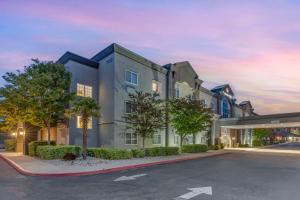 a rendering of a building on a street at Best Western Plus Vineyard Inn in Livermore