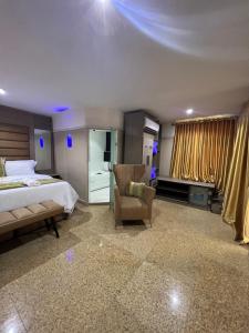 - une chambre avec un lit, un canapé et une chaise dans l'établissement Ikeja Airport View, à Lagos