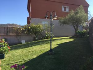 een straatlicht in de tuin van een huis bij El Burgo in Baiona