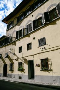 um edifício com janelas e plantas ao lado em Casa S a f e r em Florença