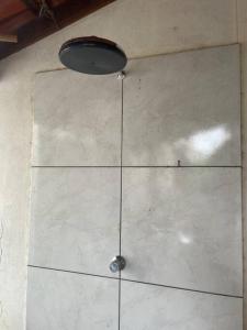 una luz está colgando del techo de una habitación en Casa Pet Friendly, en Guarapari