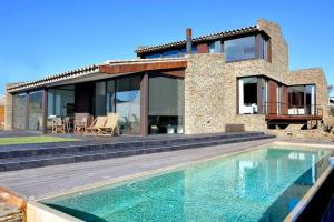 uma casa com uma piscina em frente em Lujo y vistas espectaculares. em Cadaqués