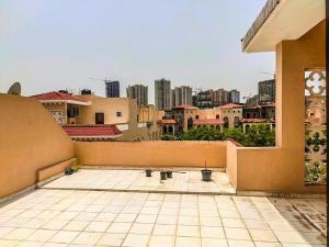 balcón con vistas a la ciudad en Love Lounge - Luxury 3BHK Villa in Greater Noida en Noida