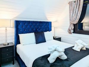 Posteľ alebo postele v izbe v ubytovaní Danu 1A -Hot Tub-Perth-Pet Friendly-Luxury-Romantic