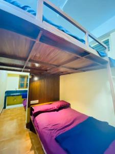 Un dormitorio con dos literas en una habitación. en VEE CEE TOWER FURNISHED APPARTMENT, en Sultan Bathery 10 fotos más