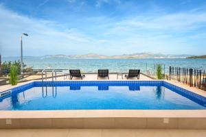 una piscina con vistas al agua en Villa Nada en Drače