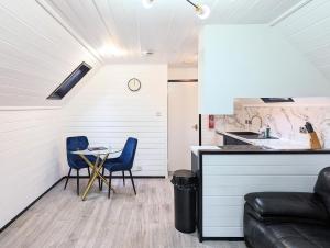 una cocina con 2 sillas y una mesa en una habitación en Danu 1A -Hot Tub-Perth-Pet Friendly-Luxury-Romantic, en Perth