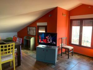 Televízia a/alebo spoločenská miestnosť v ubytovaní Vivienda de Uso Turístico "La Era"