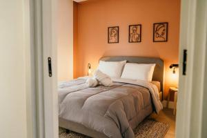 een slaapkamer met een groot bed met oranje muren bij LUXURY Apartment in BLUE Playa Venao D-32 in Playa Venao
