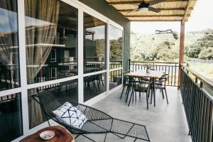 una veranda riparata con tavolo e sedie di LUXURY Apartment in BLUE Playa Venao D-32 a Playa Venao