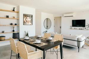 un soggiorno con tavolo, sedie e divano di LUXURY Apartment in BLUE Playa Venao D-32 a Playa Venao