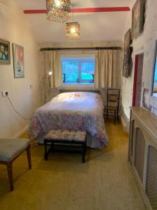 a bedroom with a bed and a window at Cozy Cottage - Near Brew Pub / Snowdonia National Park. in Caernarfon