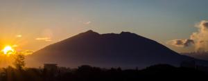 una montaña con la puesta de sol detrás de ella en Ritz Hotel Angeles en Ángeles