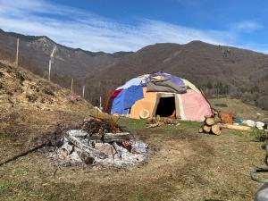 Ein allgemeiner Bergblick oder ein Berglick von des Bed & Breakfasts aus