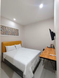 Llit o llits en una habitació de Grand Mulia Hotel Kisaran