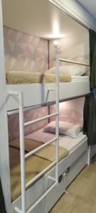 ジョアンペソアにあるGVR Praia Hostelの二段ベッド2組が備わる客室です。