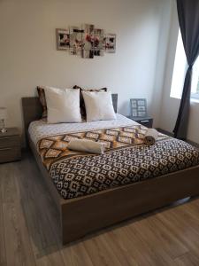 - un lit avec une couverture et des oreillers en guépard dans l'établissement Vierzon superbe appartement, à Vierzon