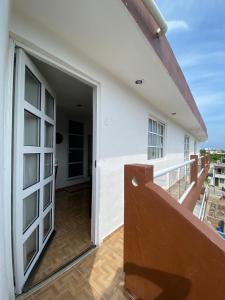uma varanda com uma porta aberta num edifício em Casa ka'an em Isla Mujeres