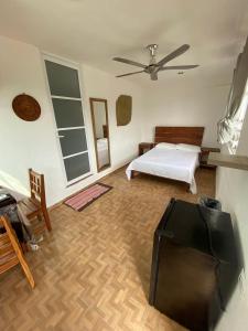 um quarto com uma cama e uma televisão em Casa ka'an em Isla Mujeres