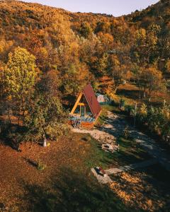 an aerial view of a cabin in the middle of a forest at Casutele din Poienita in Comarnic