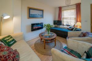 uma sala de estar com um sofá e uma mesa em Hotspur House, perfectly located with sea views em Cowes