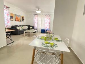 einen weißen Esstisch und Stühle im Wohnzimmer in der Unterkunft Ama4 Residencial AMA in Ensanche Savica de Mendoza
