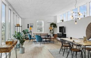sala de estar con mesa y sillas en Cozy Home In Aakirkeby With Kitchen en Vester Sømarken