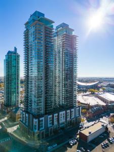 una vista aérea de una ciudad con edificios altos en NEW! 34th FL High Rise, PRIME Location, Downtown Near Stampede & Saddledome, FREE Wine & More! en Calgary