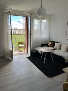 uma sala de estar com uma cama e uma mesa em COSY F3 PROCHE CENTRE em Belfort