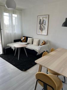 uma sala de estar com um sofá e uma mesa em COSY F3 PROCHE CENTRE em Belfort