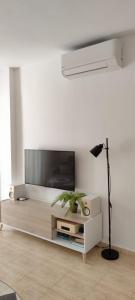 Televízia a/alebo spoločenská miestnosť v ubytovaní BEACH FOREST PARADISE